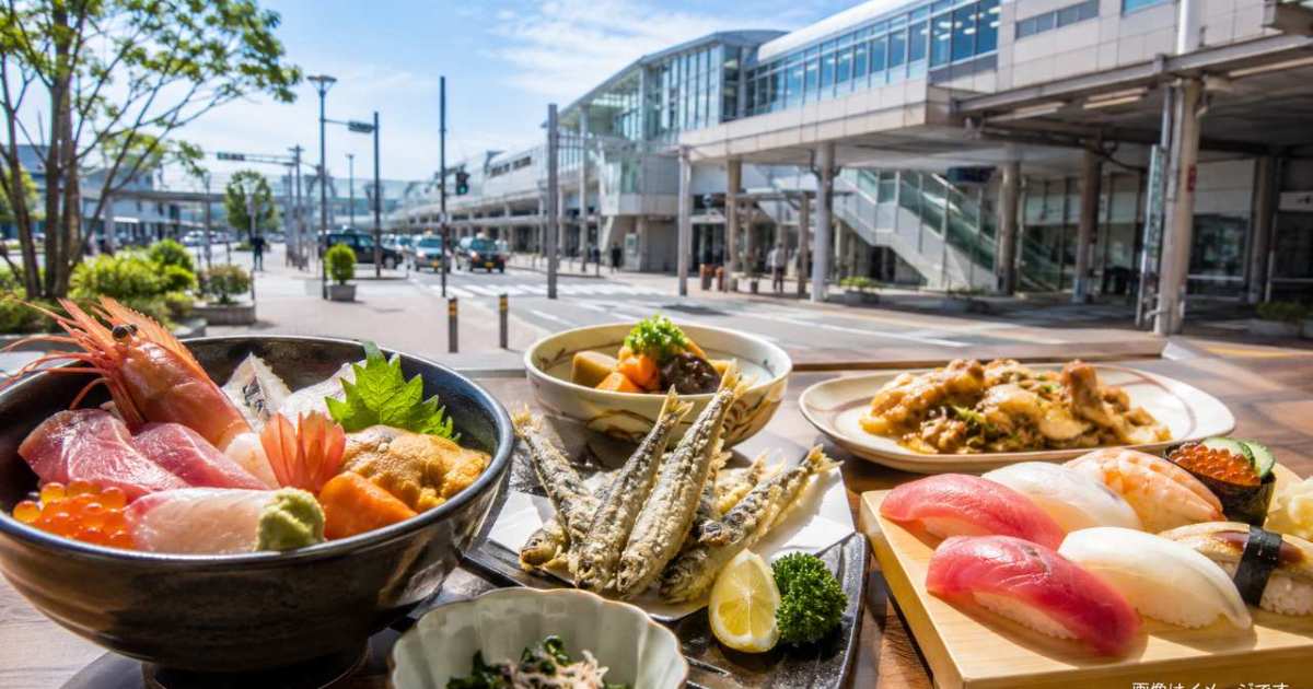 出雲大社の門前町を背景に割子そばと海鮮の昼食が並ぶテーブル