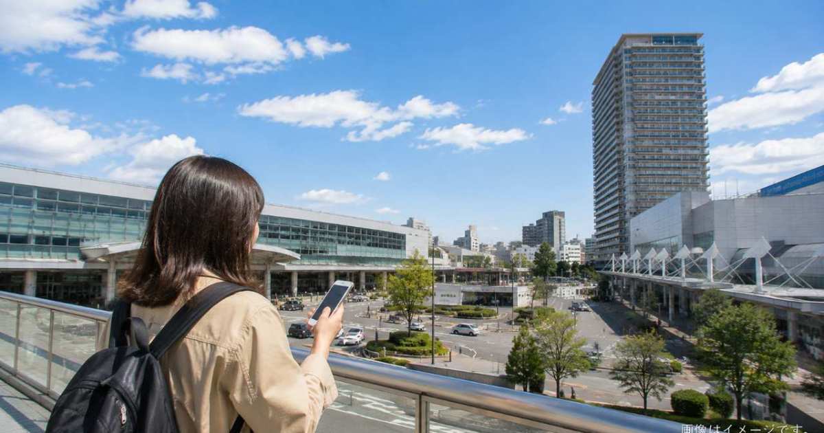 出雲駅近くの飲食店街と空いた店舗区画を夕方に捉えた構図