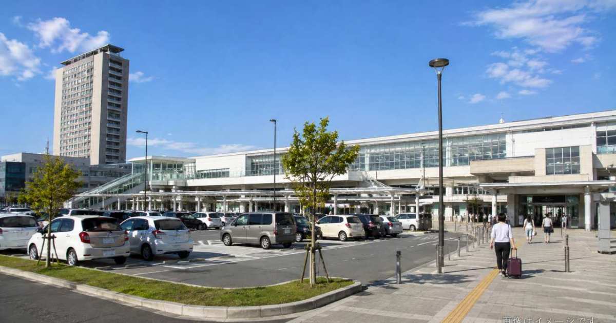 出雲市駅の北口周辺で喫煙場所を探す旅行者と駅前広場を見渡す構図