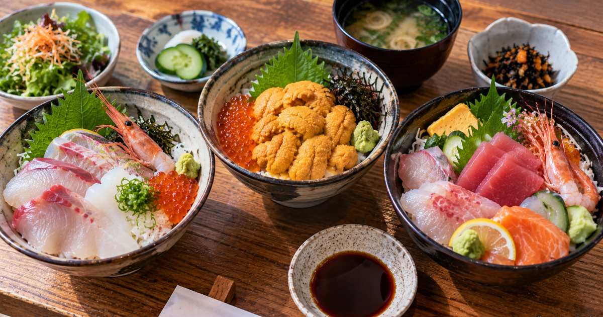 赤てんやバラパン、しじみ料理など島根のB級グルメがテーブルに並ぶ旅先の食卓