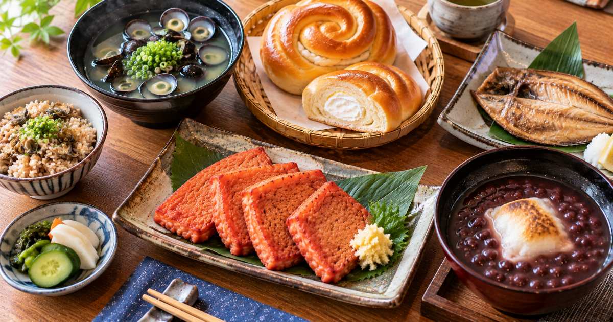 島根の定番ご当地グルメとして出雲そばやしじみ汁などが並ぶ食卓